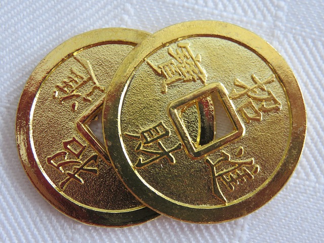 dvě zlaté asijské mince s dírou