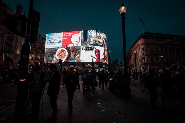 reklamní bilboardy na ulici