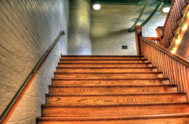 betonové schody s dřevěným obložením